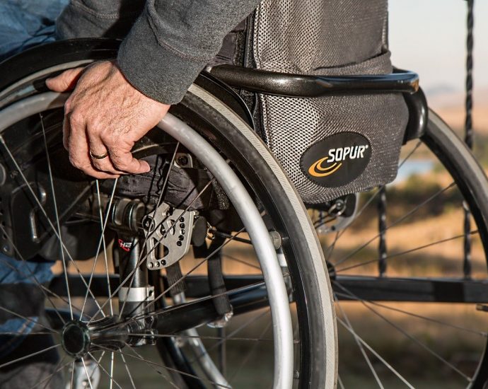 Różne rodzaje wózków inwalidzkich